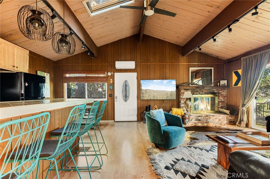 4 bed, 3 bath SingleFamilyResidence for sale at 999 Mercury Way, Crestline — MLS #IG25264985