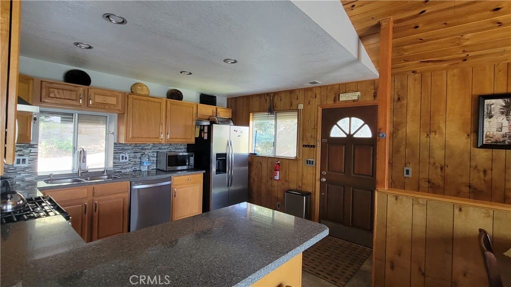 4 bed, 3 bath SingleFamilyResidence for sale at 24722 Bernard Drive Crestline CA 92325, Crestline — MLS #IG25177069
